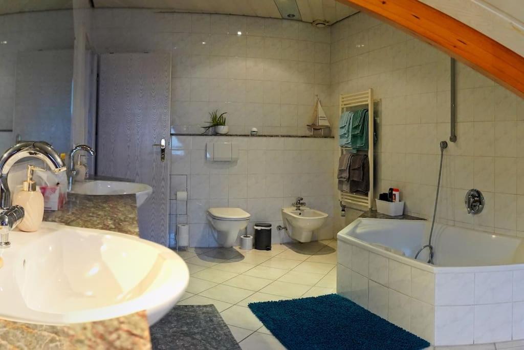 Grosse, Helle Wohnung Fuer Bis Zu 6 Personen Weinheim Exterior foto